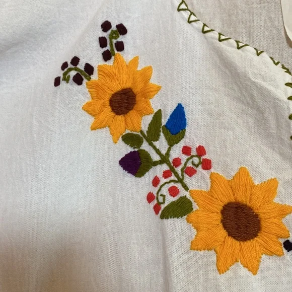 Cancun Mexico White Hand Sewn Sunflower Embroidered Short Sleeve Boxy Top NWT - Picture 8 of 10